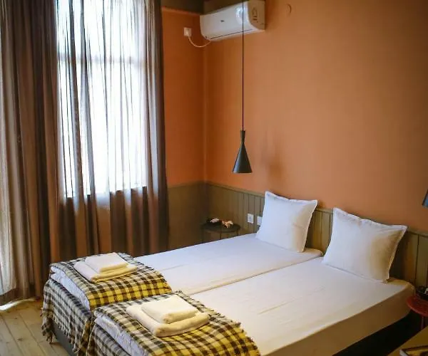 Beautiful Location Red Mouse Daire *